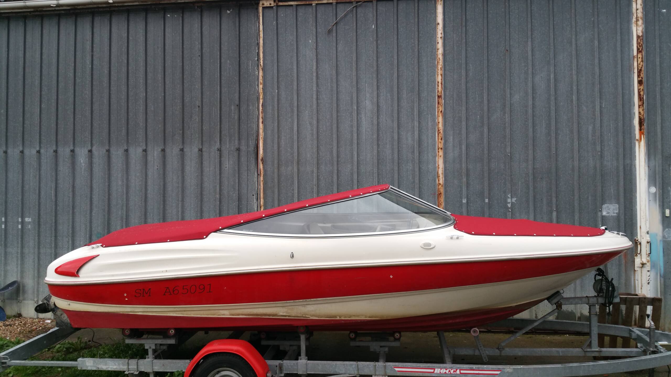 Taud de cockpit d’un Bayliner caprice en Sunb+Crimson red